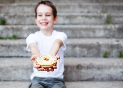 donut yiyen çocuk