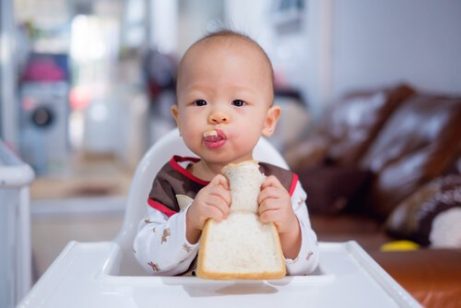 ekmek yiyen çocuk