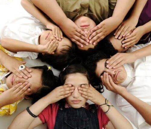 gözlerini kapatan çocuklar