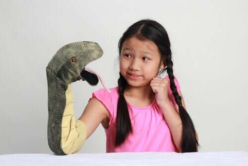 kız çocuğu ve oyuncağı