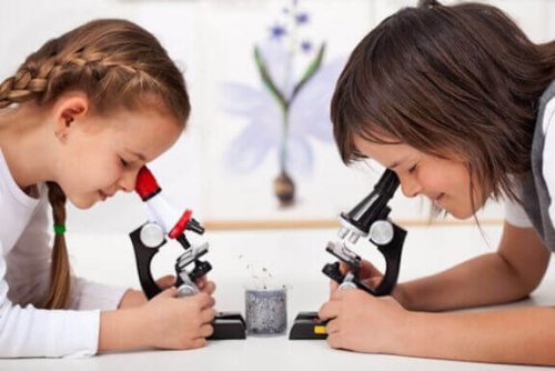 mikroskoptan bakan çocuklar
