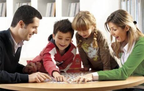 Çocuklarınızla Oyun Oynamak: Faydaları ve Öneriler