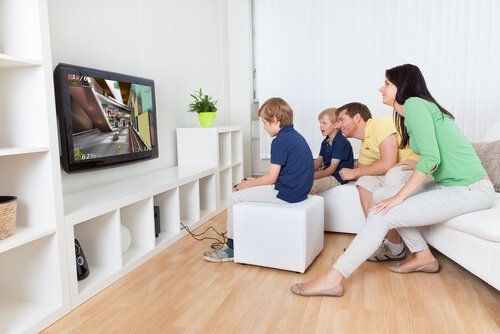video oyunu oynayan aile