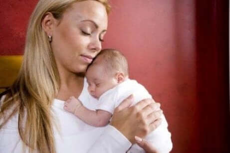anne ve yenidoğan bebek