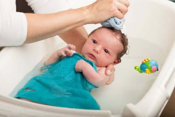 küvette yıkanan bebek