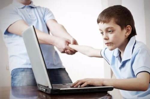 bilgisayar bağımlısı çocuk