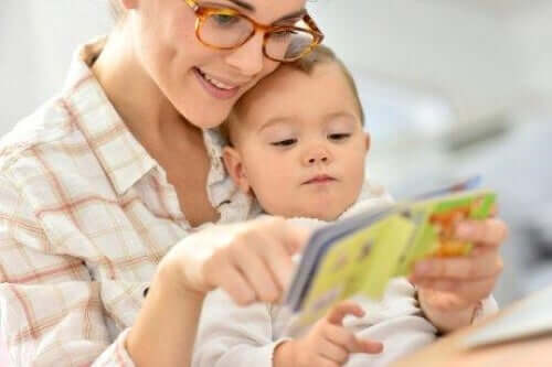 çocuğuna kitap okuyan anne