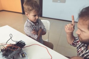 Ebeveynlerini Dinlemeyen ve Kötü Davranan Çocuklar