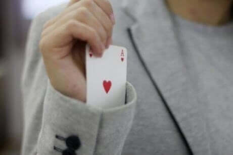 kolunda kart saklayan insan