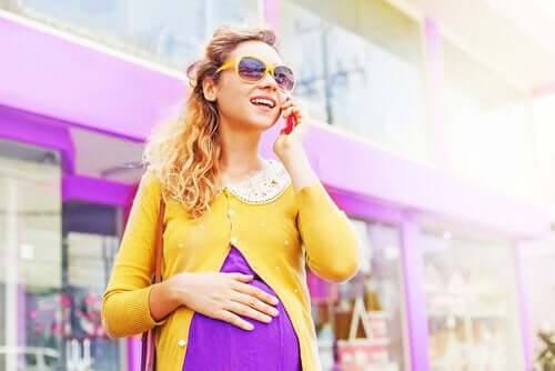 mor elbiseli hamile kadın