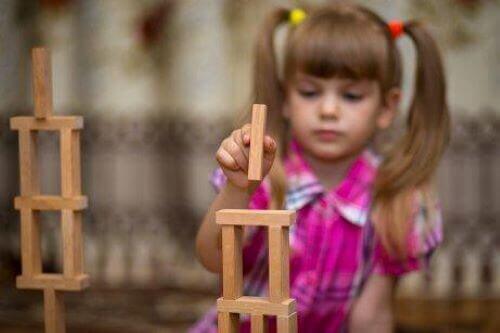 tahta oyuncaklarla oynayan kız