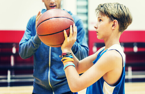 basketbol oynayan çocuk
