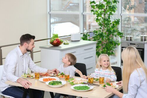 vegan aile yemek yiyor