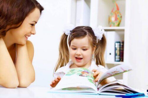 anne ve kızı hikaye okurken