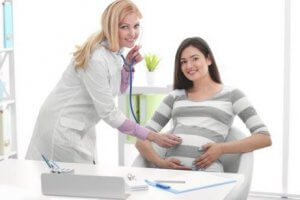 hamile hastayı dinleyen doktor