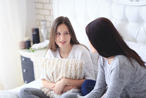 anne ve kız konuşuyor