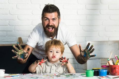 boya yapan baba ve çocuk