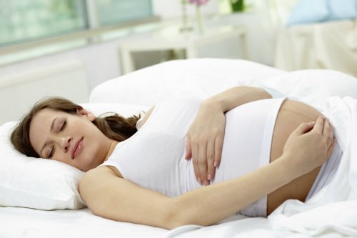 uyuyan hamile kadın