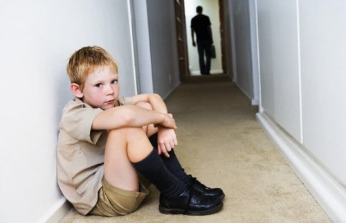 koridorda yerde oturan çocuk