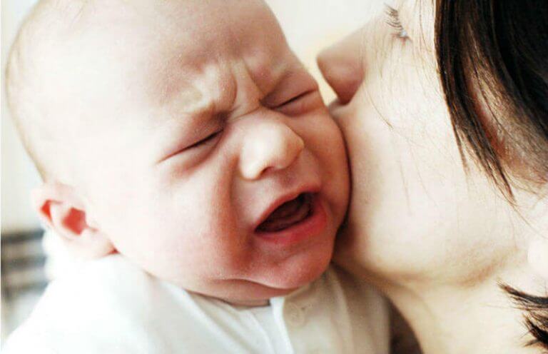 bebeğinin ağlamasına izin vermeyen anne