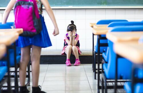 okulda ağlayan kız çocuğu
