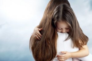 Uzun saçlı annesine sarılan kız