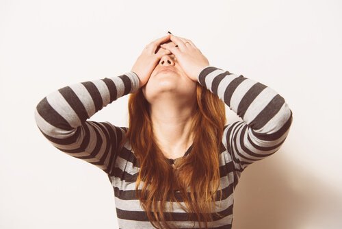 Yumurtlama döneminin zorluklarını yaşayan kadın