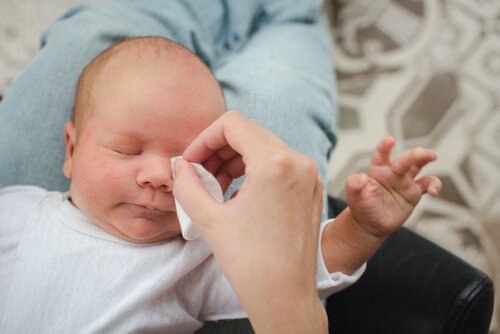 Bebeklerin Gözündeki Çapak Nasıl Temizlenir?