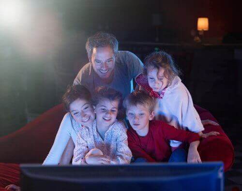 Birlikte televizyon izleyen beş kişilik aile
