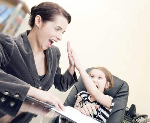 Özgüvene sahip çocuk yetiştirmiş çocuğunu takdir eden anne