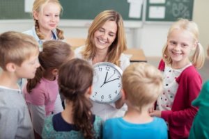 Okulda çocuklara saati öğreten öğretmen