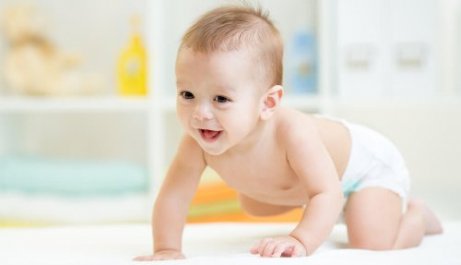 emekleyen ve gülümseyen bebek