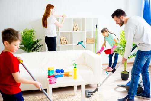 Ev işleri yapan aile