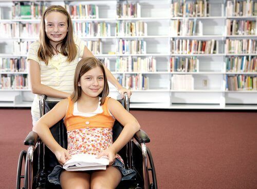 Kapsayıcı eğitim merkezinde engelli kız ve ona yardımcı olan arkadaşı