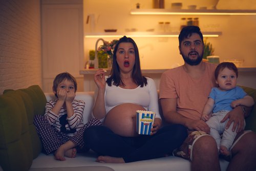 Mısır yiyip film izleyen dört kişilik aile