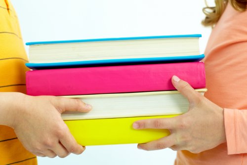 Çocuklar için bilim ile ilgili kitaplar taşıyan çocuklar