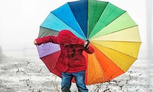 Renkli şemsiye ve çocuk