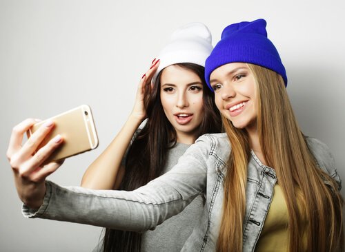 Ergenlikte benmerkezcilik örneği olarak sürekli selfie çeken gençler