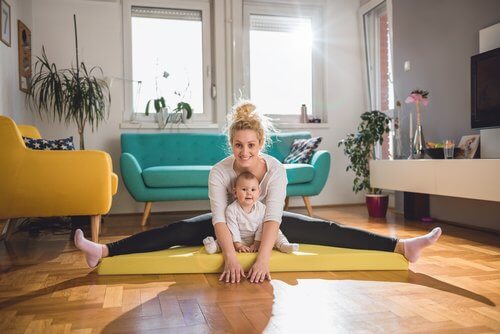 yoga yapan anne çocuk