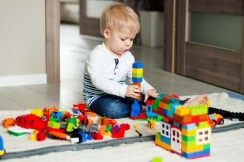 legolarla oynayan çocuk