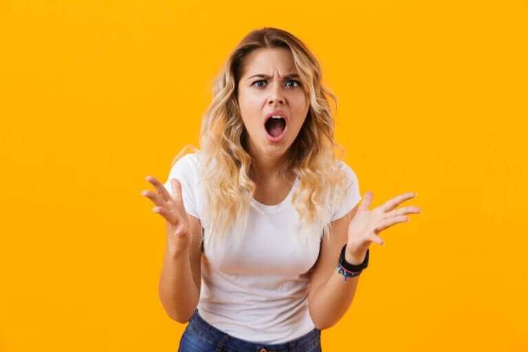Sarı duvar önünde bağıran kadın