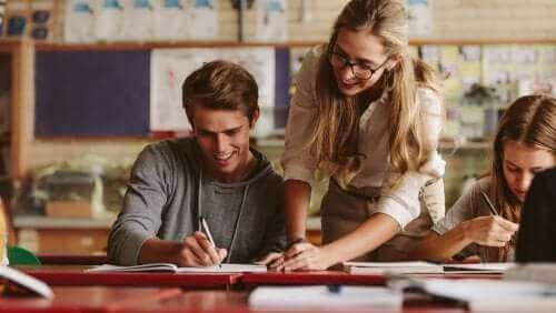 ders çalışan gençler