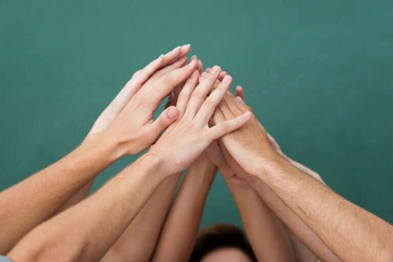 Havada ellerini birleştiren gençler