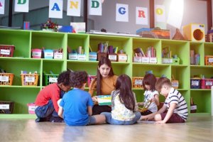 Okulda pedagog ve çocuklar