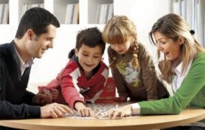 Oyun oynayan bir aile