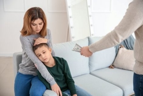 Annesinin avuttuğu çocuğa para uzatan baba