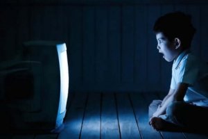 Ekrana Uzun Süre Bakmak Çocuğumuzu Nasıl Etkiler?