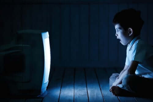 Ekrana Uzun Süre Bakmak Çocuğumuzu Nasıl Etkiler?