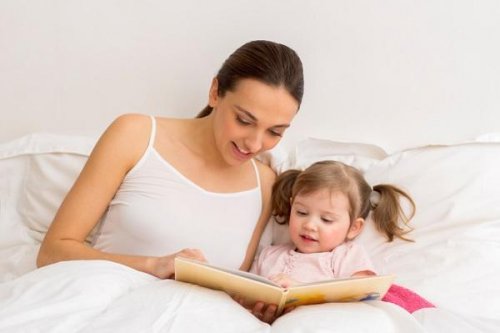 Annesi ile sesli kitap okuyan kız