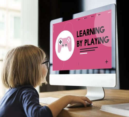 bilgisayar oynayan çocuk